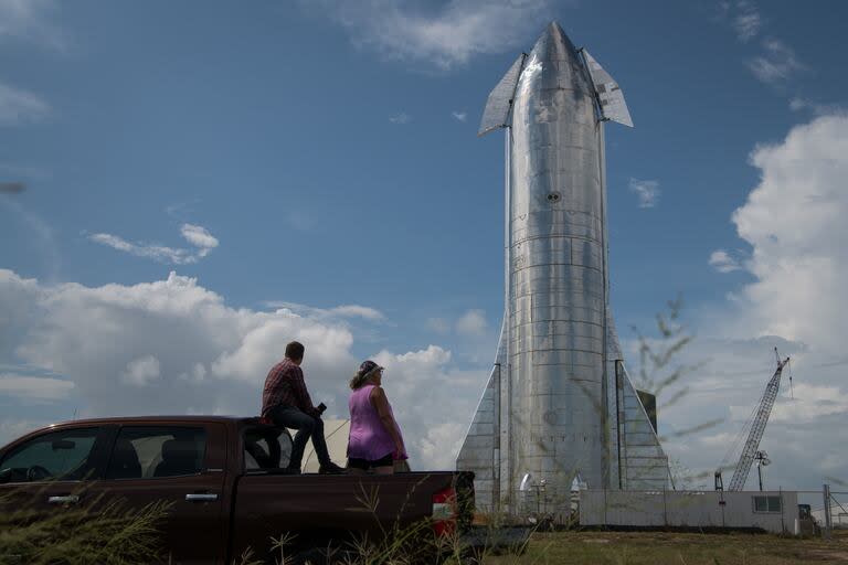 Los entusiastas del espacio miran un prototipo de la nave espacial Starship de SpaceX en las instalaciones de lanzamiento de la compañía en Texas el 28 de septiembre de 2019 en Boca Chica, cerca de Brownsville, Texas