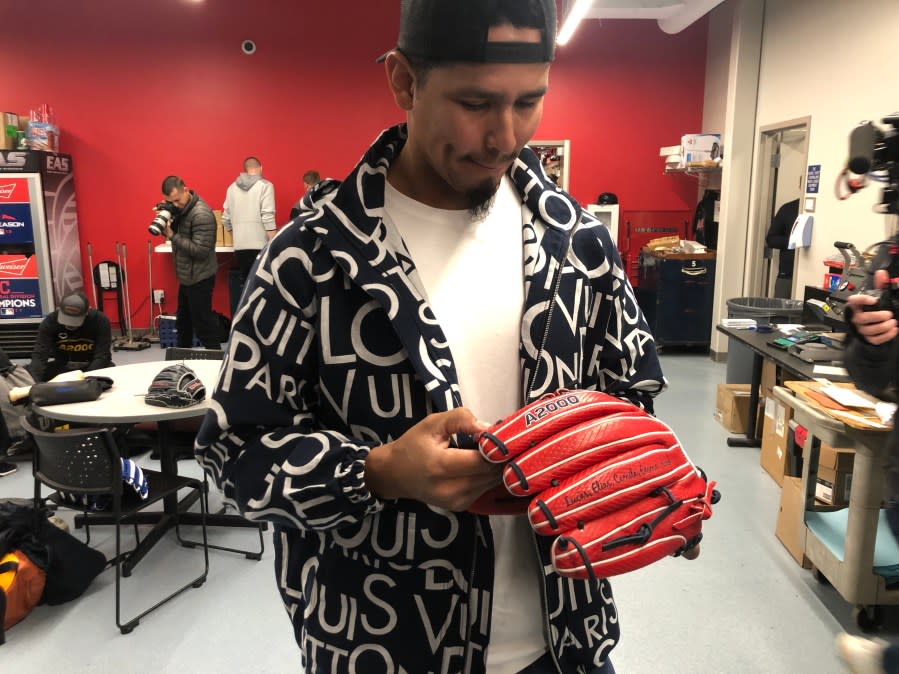 Carlos Carrasco new glove