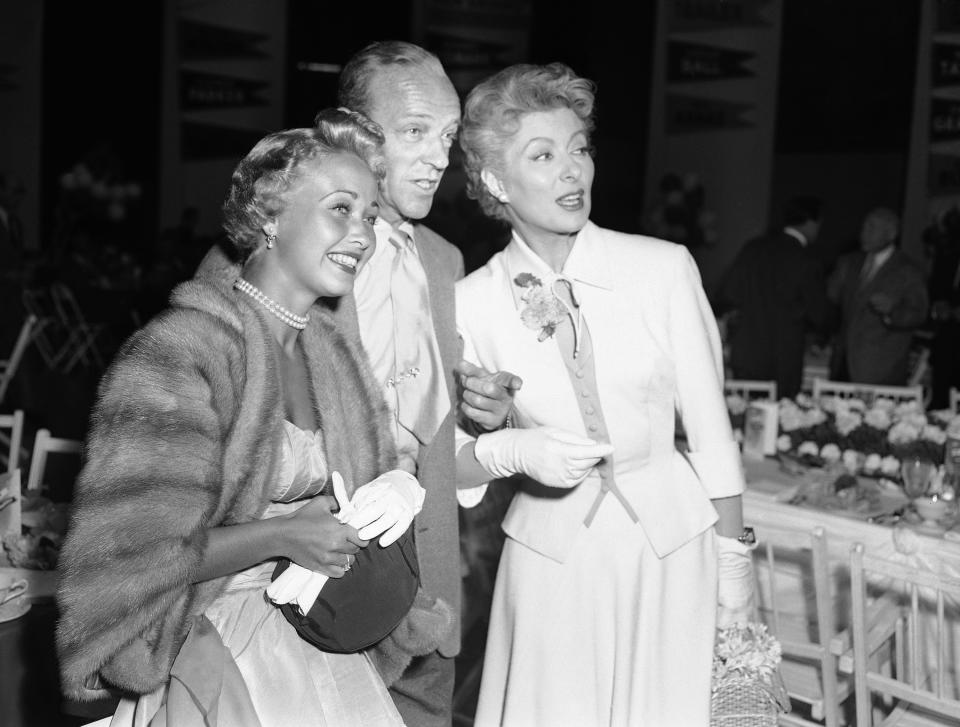 Tres de las grandes estrellas de Hollywood: Jane Powell, Fred Astaire y Greer Garson, durante una entrega de los premios Óscar en 1953. (AP)