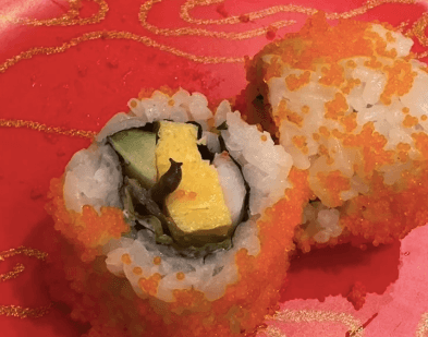 合點壽司被消費者爆料花壽司出現活蛞蝓。（翻攝爆料公社）