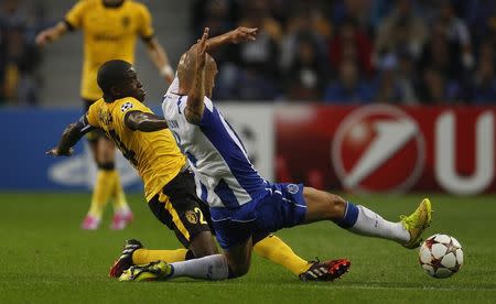 Porto's Maicon (R) challenges Lille's Antonio Mavuba during their Champions League second leg qualifying soccer match at Dragao stadium in Porto August 26, 2014. REUTERS/Rafael Marchante
