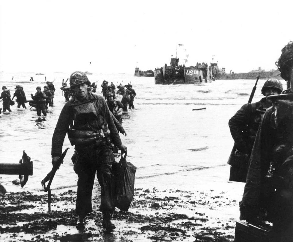 Las tropas de asalto estadounidenses se trasladan a la playa de Utah. La lancha de desembarco se puede ver en el fondo.