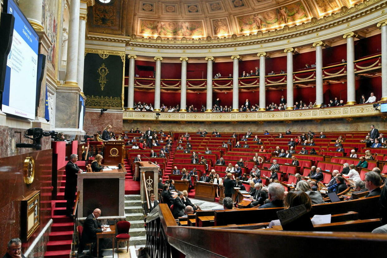 À 18 % d’intentions de vote, le camp présidentiel diviserait par plus de trois son nombre de sièges (70) ou constituerait un bataillon affaibli de 100 députés, loin de la majorité (relative) actuelle qui comptait 249 macronistes.  - Credit:Urman Lionel/ABACA