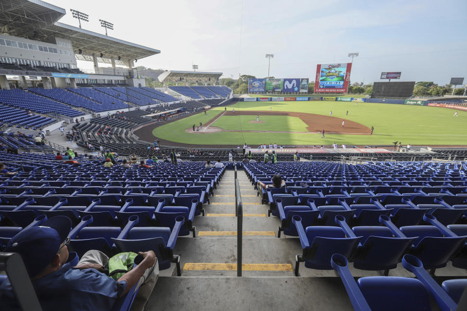 Un hombre mira un partido de béisbol profesional entre Boer de Managua y Flecheros de Matagalpa en el estadio Dennis Martínez en Managua, Nicaragua, el sábado 25 de abril de 2020. Mientras el nuevo coronavirus se extendía y las economías se cerraban en América Latina, Nicaragua permaneció abierta -escuelas, tiendas, salas de conciertos y estadios de béisbol-, operando ininterrumpidamente por orden del gobierno pese a la pendemia del nuevo coronavirus. (AP Foto/Alfredo Zuniga)