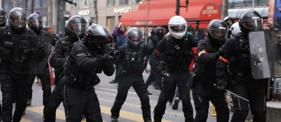 Les brigades de répression de l'action violente motorisées (Brav-M) ont été créées en mars 2019 en pleine crise des Gilets jaunes, dans un contexte d'émeutes diffuses, où les forces de l'ordre affrontaient des petits groupes très mobiles.  - Credit:THOMAS SAMSON / AFP