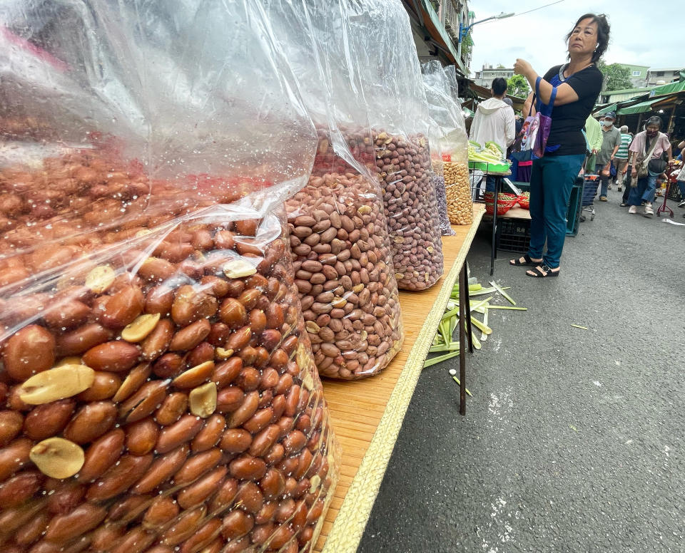 林口長庚團隊公布最新「台灣食物過敏大調查」，整體來說，過敏原第一名是「帶殼海鮮」，花生則位居國小學童食物過敏原第二名。圖為市場販賣的花生。記者潘俊宏／攝影