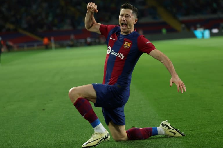El atacante polaco del FC Barcelona Robert Lewandowski celebra el tercer gol de su club contra el Valencia en la 33ª jornada de la Liga, el 29 de abril de 2024 en Barcelona. (LLUIS GENE)