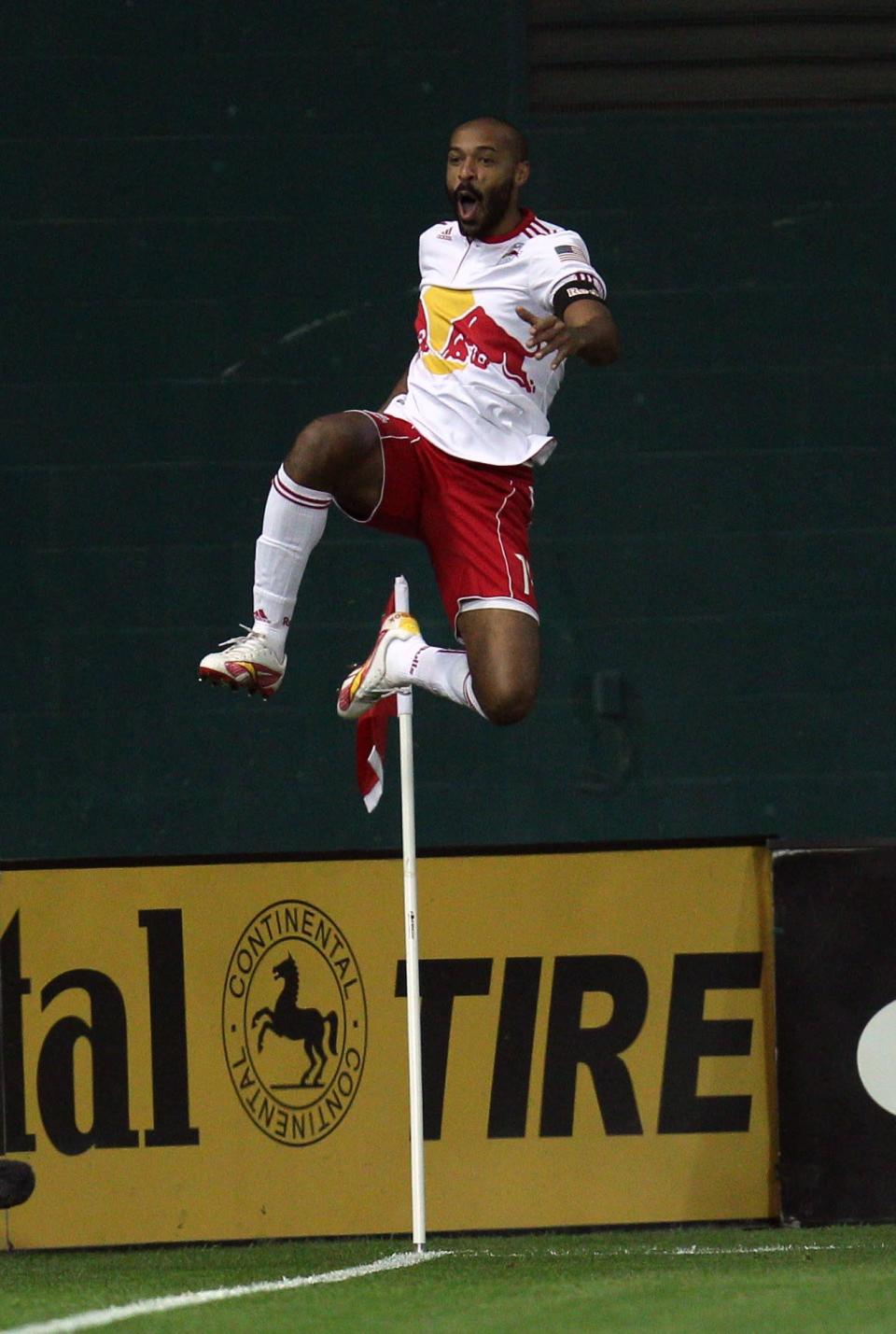 El francés Thierry Henry, de los New York Red Bulls, celebra tras anotar un gol ante el D.C. United, el 21 de abril, en Washington, DC. Ned Dishman/Getty Images