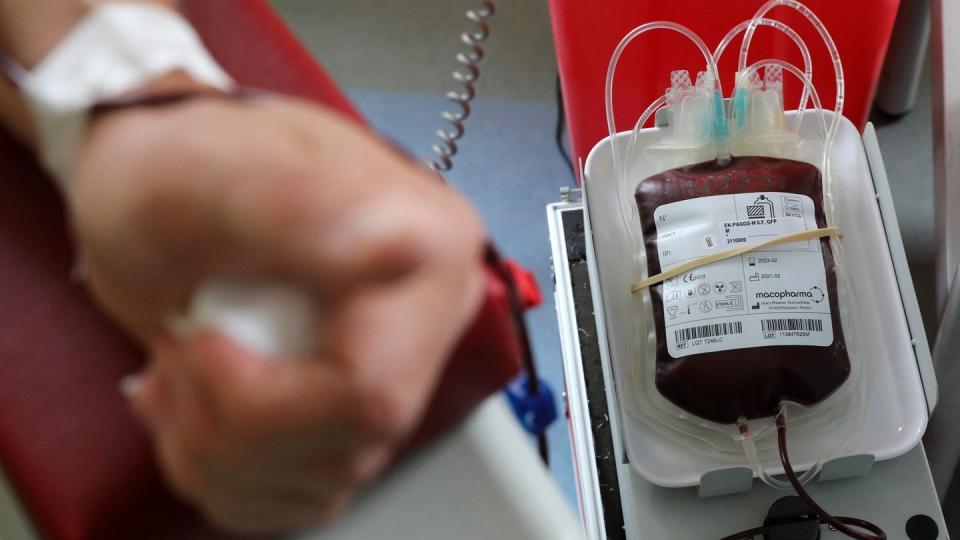 Blut spenden tut nicht wirklich weh und kann Leben retten - eines Tages vielleicht sogar das eigene. (Bild: dpa)