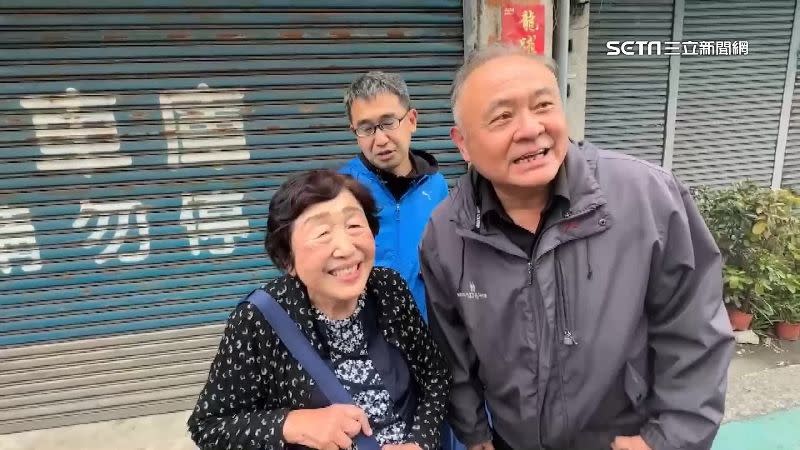 台糖虎尾廠長蘇建元（右）陪宣子奶奶（左）尋找她80年前的虎尾老家。
