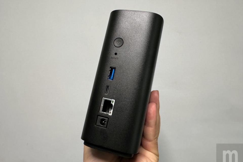 ▲背後介面包含電源按鍵、重置按鍵、USB-A、USB-C，以及網路孔