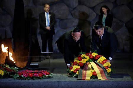 German Foreign Minister Sigmar Gabriel (R) lays a wreath during a ceremony in the Hall of Remembrance at Yad Vashem Holocaust Memorial in Jerusalem April 24, 2017 REUTERS/Amir Cohen