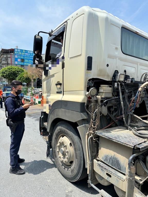 《圖說》中和警執行取締大型車輛超載及各項重大違規專案勤務，特別針對大型車輛易違規時段及路段，加強攔查取締超載等相關交通違規情事。〈中和分局提供〉