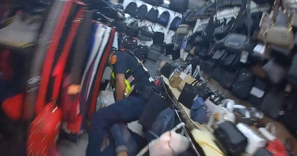 追捕23歲的阿姓印尼籍失聯移工，跑進店家腿軟趴在地上。（圖/記者澄石翻攝）