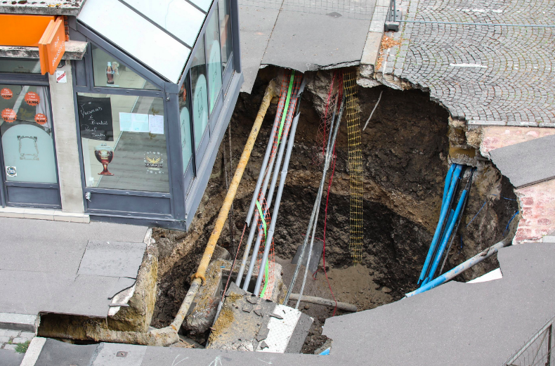 The pub perches precariously over the huge sinkhole in Amiens. (GETTY)