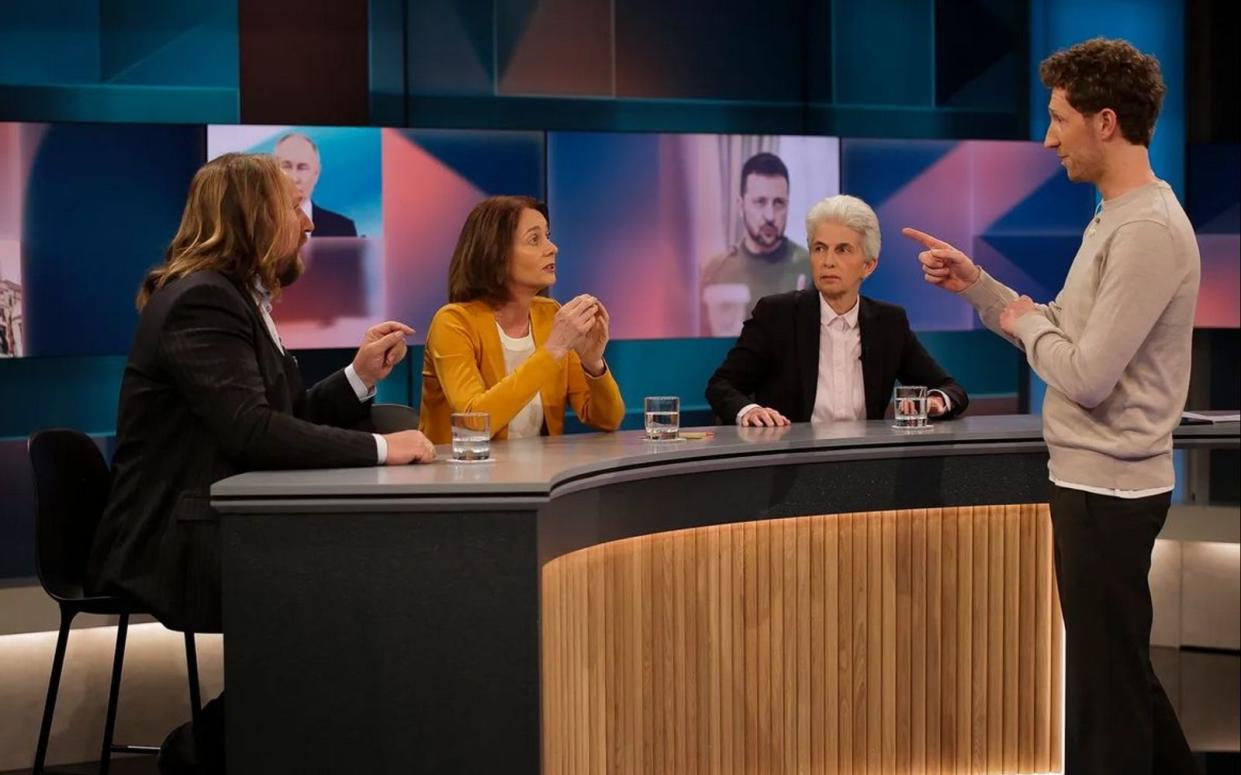 Moderator Louis Klamroth (rechts) hatte große Mühe die aufgeregte Debatte zu bändigen. (Bild: WDR / Dirk Borm)