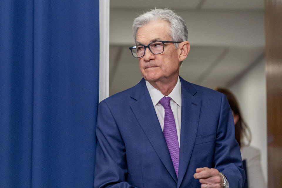 O presidente do Federal Reserve, Jerome Powell, chega para falar durante uma entrevista coletiva sobre a política monetária do Federal Reserve no Conselho do Federal Reserve, quarta-feira, 31 de janeiro de 2024, em Washington.  (Foto AP/Alex Brandon)