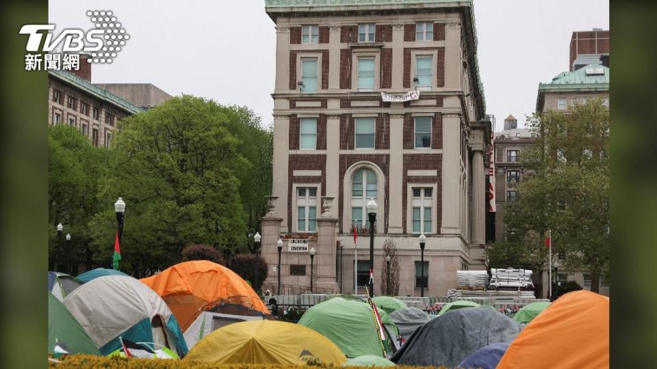 示威者在漢彌爾頓大樓（Hamilton Hall）外搭建帳篷。（圖／達志影像路透社）