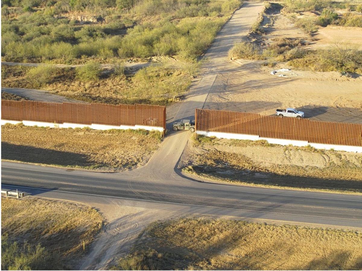 Въоръжени войници от Националната гвардия на Тексас сега блокират достъпа на федерални агенти до границата, твърди правителството