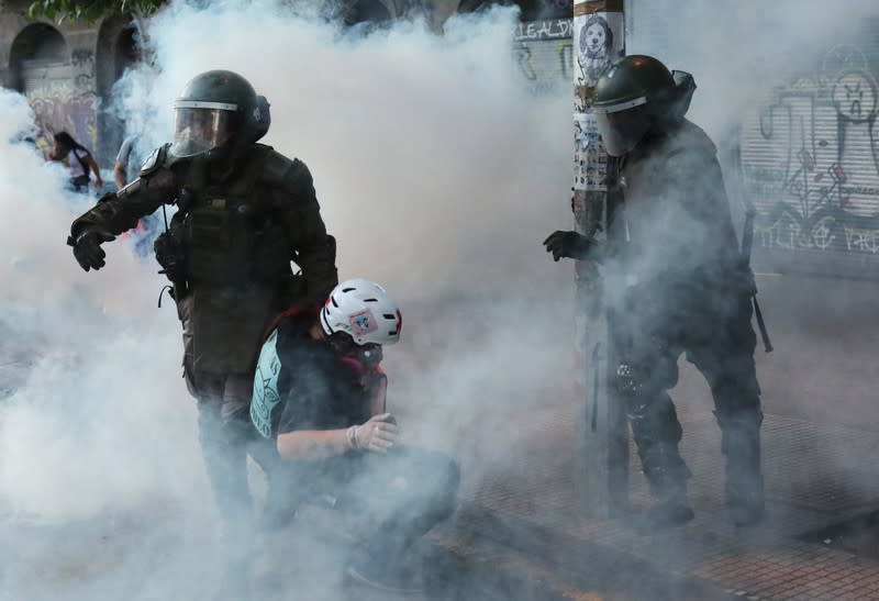 Foto de archivo. Policía antidisturbios detiene a una persona en medio de las manifestaciones contra el gobierno en Santiago, Chile