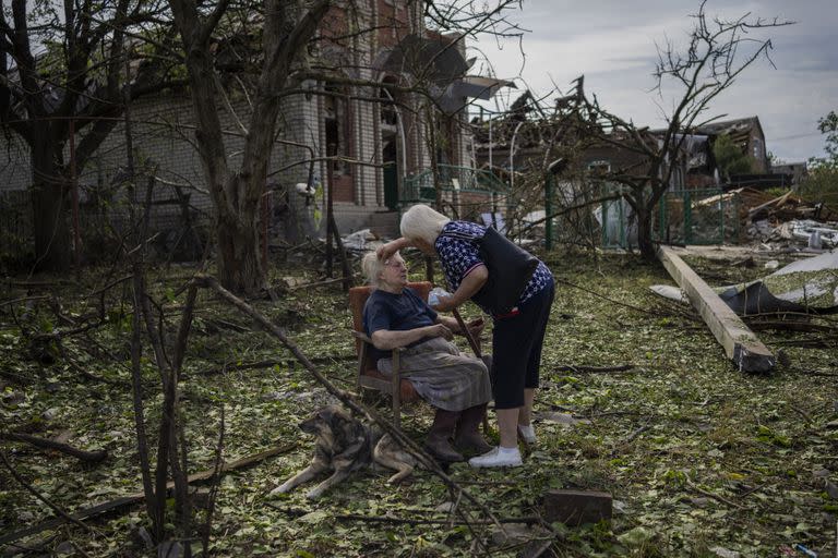 Elena Holovko, frente a su casa dañada tras el ataque con un misil en Druzhkivka, en el este de Ucrania. (AP Photo/Bernat Armangue)