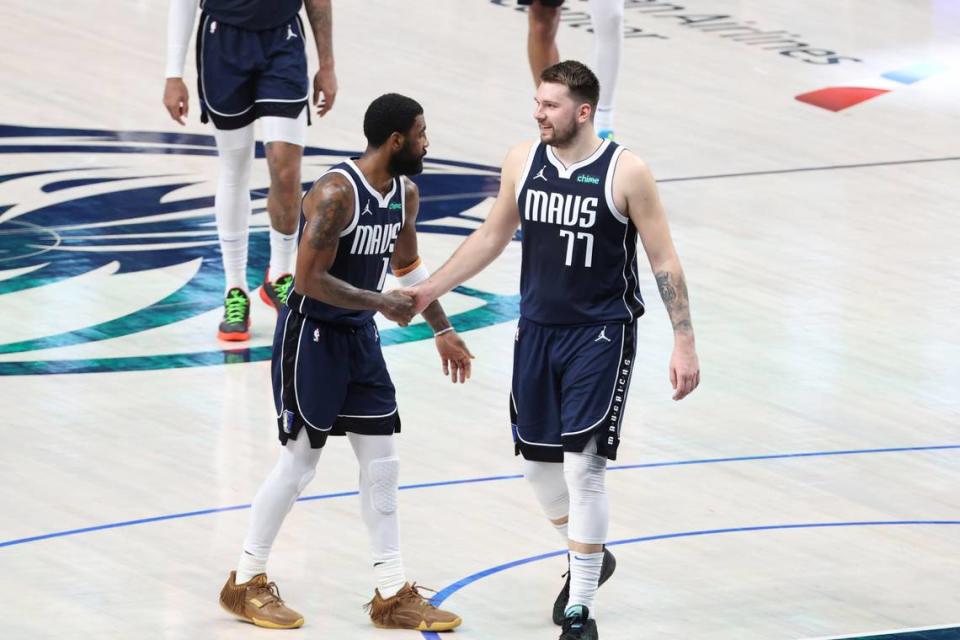 Los astros de los Mavericks Luka Doncic (der.) y Kyrie Irving reaccionan tras una jugada ante los Timberwolves de Minnesota, en el tercer juego de las Finales de la Conferencia Oeste, celebrado el 26 de mayo de 2024 en Dallas, Texas.
