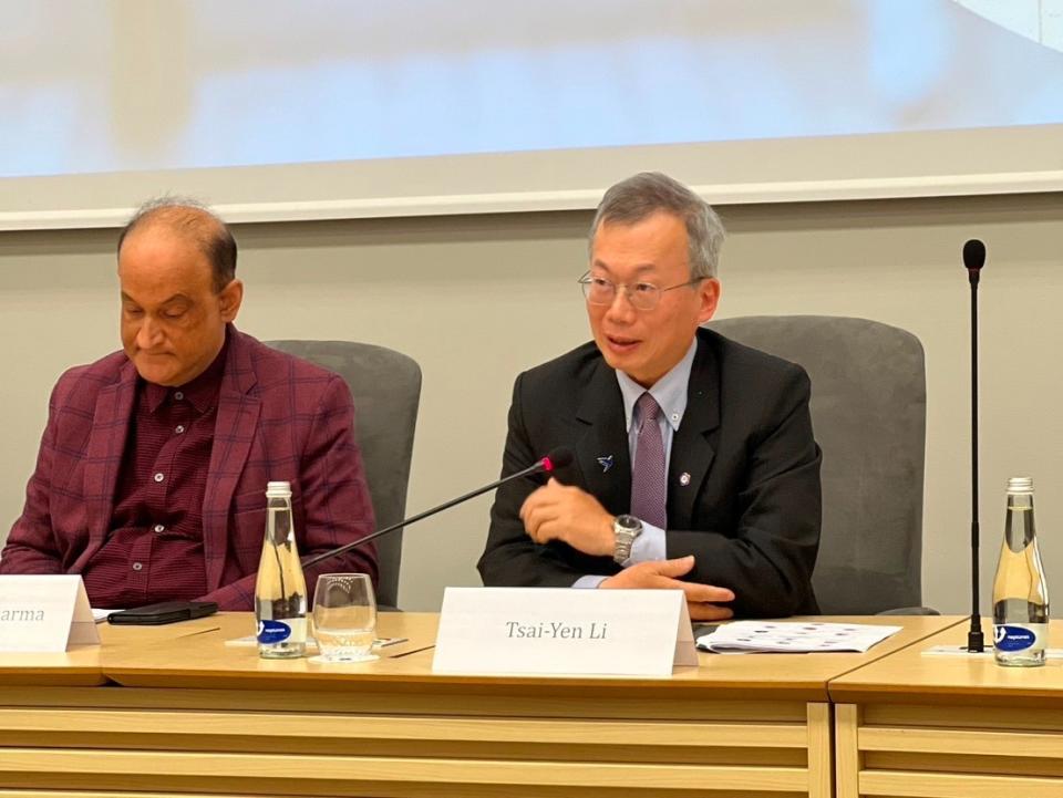 政大校長李蔡彥(右一)於維陶瑪納大學博雅論壇分享台灣通識教育的發展。政大國合處提供