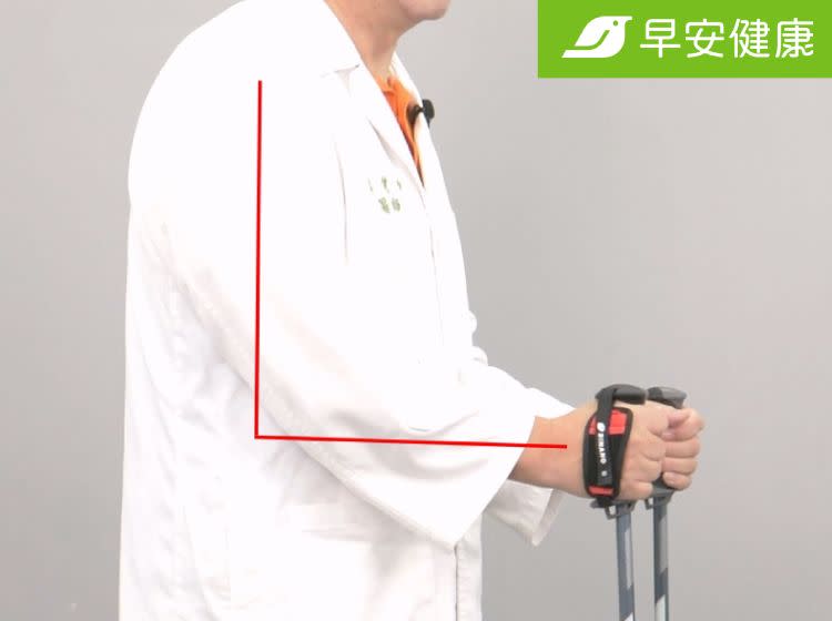 1.手持日式健走杖時，注意上下臂略成90 度，因此必要時要調整杖的高度。也可以再稍微高一點，如此抬頭挺胸的效果會更明顯。