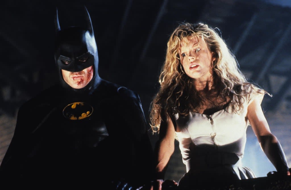 ¿Humano defectuoso o superhéroe? Michael Keaton con Kim Basinger en Batman de Tim Burton (Warner Bros/Dc Comics/Kobal/Shutterstock)