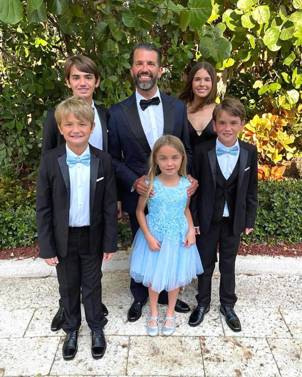 La familia de Don Jr. El padre de cinco hijos llamó en broma a sus hijos “los Pitufos” en la boda de su hermana. Cortesía de Donald Trump Jr./Instagram
