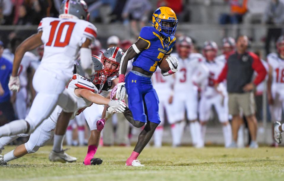 Wren senior Travon West (7) runs near Palmetto sophomore Isaiah Hill (10) during the first quarter at Wren High in Piedmont, S.C. Friday, October 14, 2022.