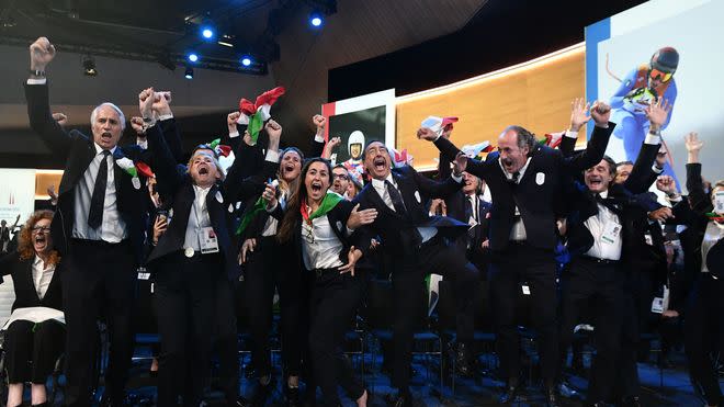 Die Olympischen Spiele kehren in ein klassisches Wintersportland zurück: Mailand und Cortina d'Ampezzo haben auf der 134. IOC-Session den Zuschlag für die Austragung der Olympischen und Paralympischen Winterspiele 2026 erhalten.Die italienischen Städte setzten sich mit 47:34 Stimmen recht knapp gegen Stockholm durch - die Wintersport-vernarrten Schweden müssen somit weiter auf die ersten Winterspiele in ihrer Heimat warten. Cortina d'Ampezzo ist dagegen bereits zum zweiten Mal nach 1956 Ausrichter."Es ist nicht nur für Europa, sondern auch für das IOC ein wertvolles Signal, dass die Olympischen und Paralympischen Winterspiele nun wieder zu ihren Wurzeln zurückkehren", sagte DOSB-Präsident Alfons Hörmann. Die wirtschaftlich sinnvolle Nutzung der traditionellen Wintersportzentren in Italien sei die erstmalige und konsequente Umsetzung der Agenda 2020. "Das wird große Begeisterung in den Stadien selbst, aber auch weit darüber hinaus schaffen und die Akzeptanz der Spiele künftig hoffentlich wieder erheblich verbessern", so Hörmann. Bach fordert Rückkehr zur TraditionIOC-Präsident Thomas Bach, der sich bei der Wahl seiner Stimme enthielt, hatte nach den Winterspielen in Sotschi (2014), Pyeongchang (2018) und Peking (2022) die Rückkehr in einen traditionellen Wintersportort gefordert. Er fühlte sich daher schon vor der Vergabe als Gewinner, obwohl ein Bewerbungsprozess mit vielen Tiefpunkten hinter dem Internationalen Olympischen Komitee lag. Während die öffentliche Ablehnung Sion, Calgary und Innsbruck alle Chancen kostete, herrschte in Italien für das IOC zuletzt ungewohnte Euphorie."Noch nie hat es so viel Enthusiasmus um eine italienische Olympia-Bewerbung gegeben", sagte Premierminister Giuseppe Conte. 83 Prozent der Bürger im wirtschaftlich angeschlagenen, aber sportbegeisterten Italien standen hinter der Kampagne. In Schweden herrschte dagegen lange Skepsis, offensichtlich kein perfekter Nährboden für eine erfolgreiche Bewerbung.DAZN gratis testen und Sport-Highlights live & auf Abruf erleben | ANZEIGE Italien-Bewerbung schwungvollerAuch die finale Präsentation der Italiener vor den 82 stimmberechtigten IOC-Mitgliedern begann schwungvoller. Siegessicher, singend und fähnchenschwenkend zogen die Delegierten ins SwissTech Convention Center ein, unter ihnen die Pyeongchang-Olympiasiegerinnen Sofia Goggia (Abfahrt) und Michela Moioli (Snowboardcross). Während die Schweden auf ihre Natur und Wintersporttradition setzten, punkteten die Südeuropäer vor der IOC-Vollversammlung offenbar mit der "unschlagbaren Schönheit der Alpen" (Conte) und der reichen Kultur des Landes.Mailand und Cortina d'Ampezzo, die 20 Jahre nach Turin die Winterspiele wieder nach Italien holten, setzen auf einen kleinen Etat von 1,39 Milliarden Euro. Zwei Drittel der Ausgaben sollen durch Zahlungen des IOC und der Sponsoren gedeckt werden. Weiteres Geld spülen der Ticketverkauf und das Merchandising ein. Der Staat steuert 55 Millionen Euro bei.Bei den Schweden fehlten offenbar noch zuletzt vom IOC geforderte Garantien. Octavian Morariu, Chef der Evaluierungskommission, sprach in seinem Abschlussbericht von einigen vorliegenden Absichtserklärungen - möglicherweise zu wenig für die IOC-Mitglieder. Mailands Bürgermeister: "Außerordentliche Gelegenheit"Sorgen um ausufernde Kosten gibt es in Italien trotz der schwächelnden Wirtschaft und wachsender Arbeitslosigkeit offenbar nicht. "Die Olympischen Spiele sind eine außerordentliche Wachstumsgelegenheit für die Stadt Mailand und für die ganze Region", sagte Mailands Bürgermeister Giuseppe Sala. Angeblich soll das Bruttoinlandsprodukt dank Olympia in den Jahren bis nach den Spielen um gut zwei Milliarden Euro steigen.Sündhaft teure Neubauten für Olympia will Mailand vermeiden und setzt zu über 80 Prozent auf bereits bestehende oder temporäre Wettkampfstätten. Allerdings könnte die marode Bob- und Rodelbahn in Cortina höhere Kosten als bislang geplant verursachen. Dennoch folgte die Bewerbung der vom IOC vorgegeben Agenda 2020, die weniger Kosten und mehr Nachhaltigkeit fordert.Von Olympischen Spielen mit kurzen Wegen kann jedoch nicht mehr die Rede sein. Zwischen Mailand, wo neben der Eröffnungsfeier auch die Eissportarten stattfinden, und Cortina d'Ampezzo (Alpin Frauen, Bob/Rodeln/Skeleton) liegen über 400 Kilometer.