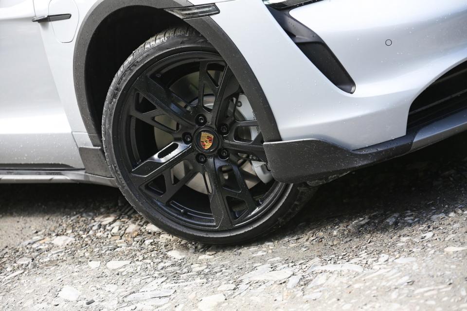 選配的21吋五輻輪圈採寬版鏤空造型設計，內側搭配強調低粉塵的PSCB表面塗層煞車系統。