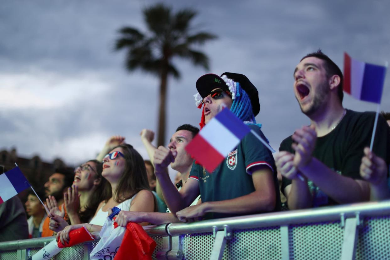 Des supporters des Bleus dans une fan zone à Nice (photo d'illustration) - AFP