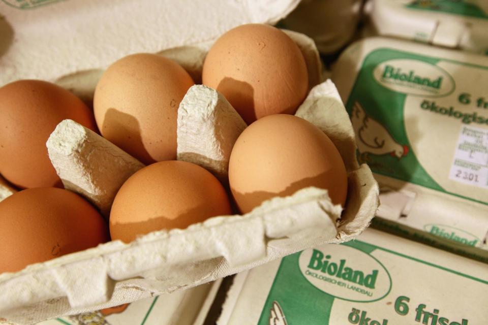Bleiben Sie für Ihr Frühstücksei lieber beim klassischen Eierkocher. In der Mikrowelle besteht die Gefahr, dass die Schale platzt, da das Wasser, das durch die Strahlung in Bewegung gerät, keine Möglichkeit hat, sich auszudehnen. Das Gleiche gilt übrigens für Tomaten und Weintrauben. (Bild: Getty Images / Sean Gallup)
