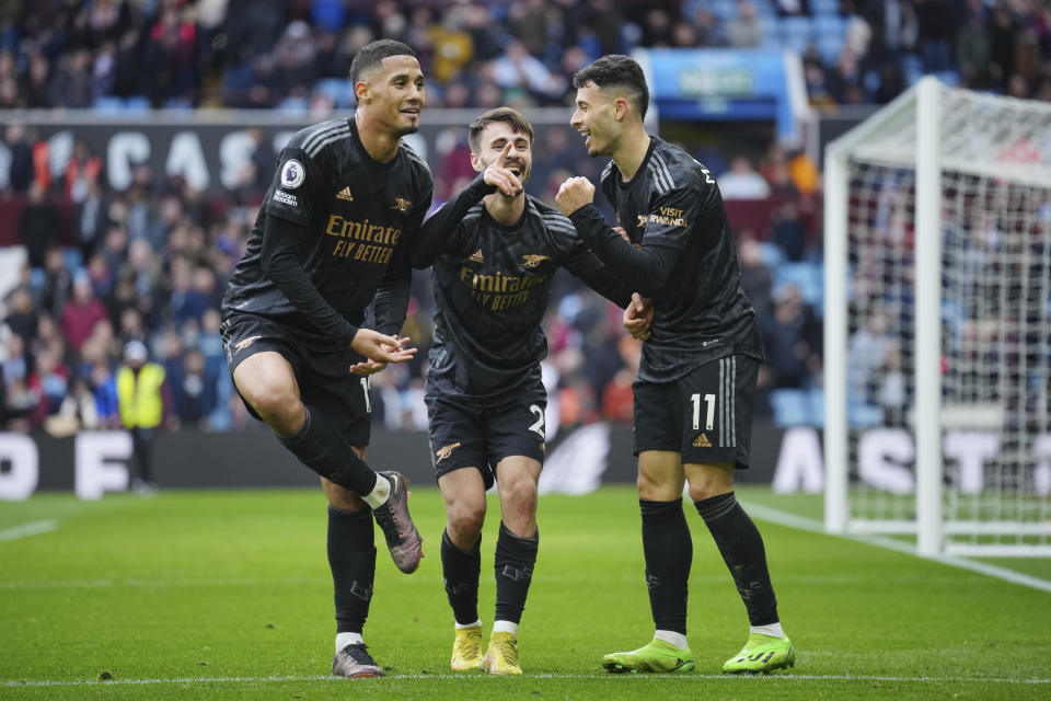 William Saliba, Jorginho y Gabriel Martinelli del Arsenal celebran tras anotar en el encuentro de la Liga Premier ante el Aston Villa el sábado 18 de febrero del 2023. (AP Foto/Jon Super)