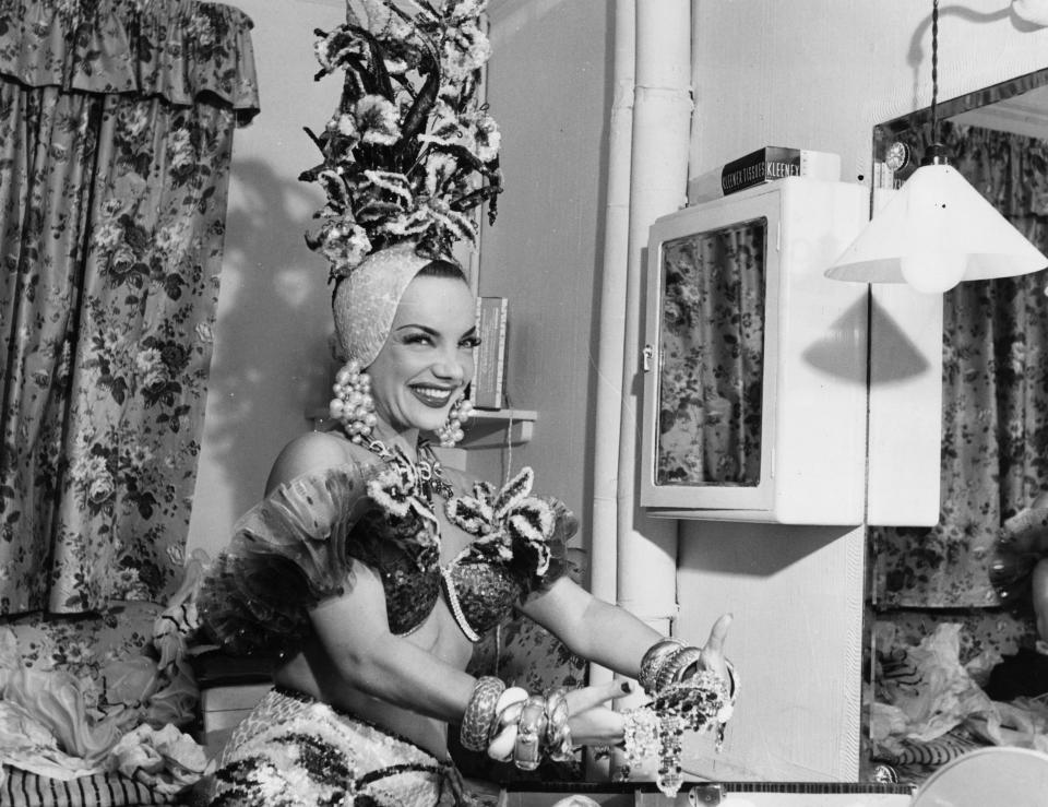 Carmen Miranda representaba otro de los estereotipos de la mujer latina: el ser muy alegre y despreocupada. (Photo by George Konig/Keystone Features/Getty Images)