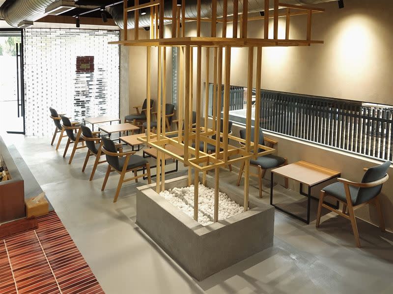茶湯會「新禪風Zen」未來概念店，室內開窗引進光線，帶來自然明亮感，並且規劃舒適座位區。（圖／品牌業者提供）