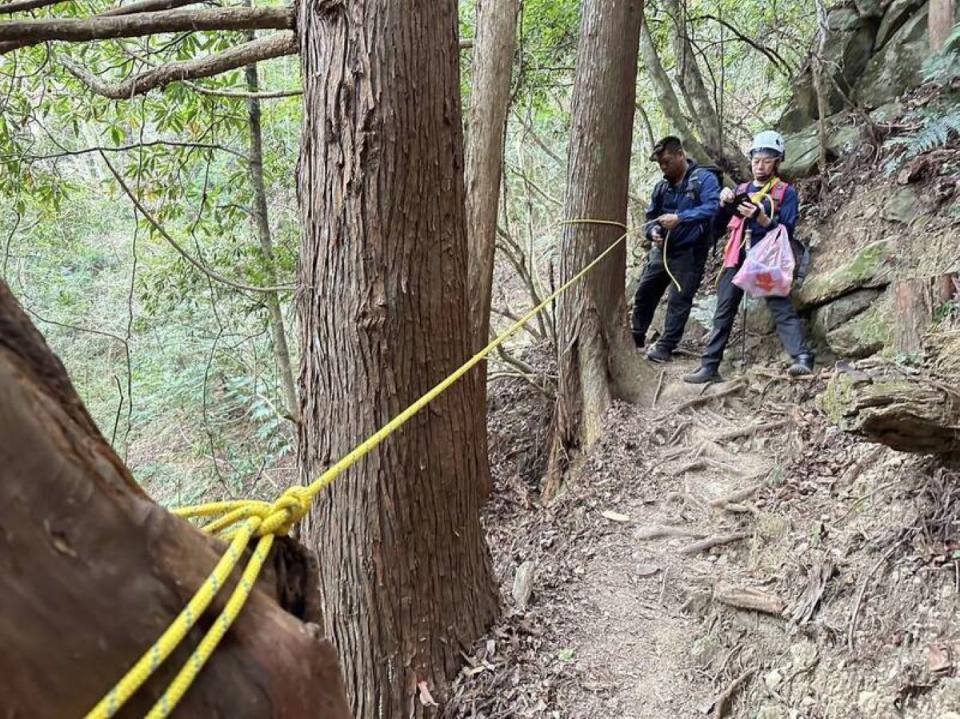 苗栗消防局在加里山重要路口補樁柱，減少山友登山迷途。（圖：消防局提供）