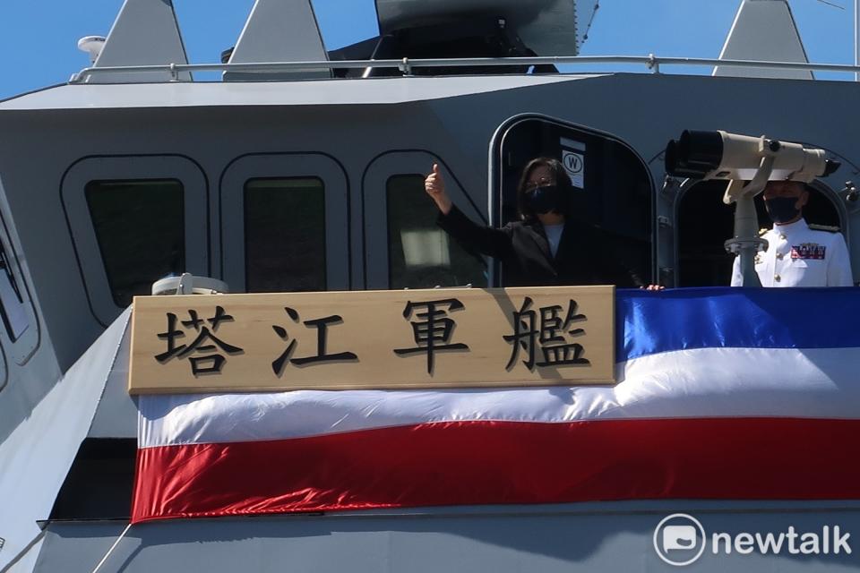 總統蔡英文在塔江艦上揮手   圖：林朝億/攝