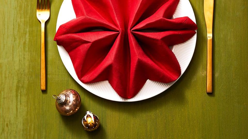 red napkin star table setting idea