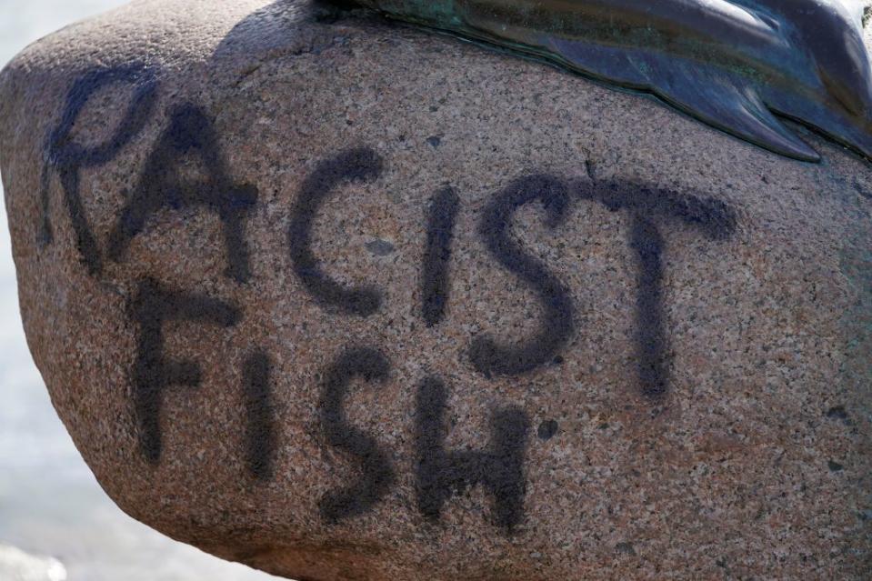 寫上「種族歧視的魚」（Racist Fish），令人百思不解。