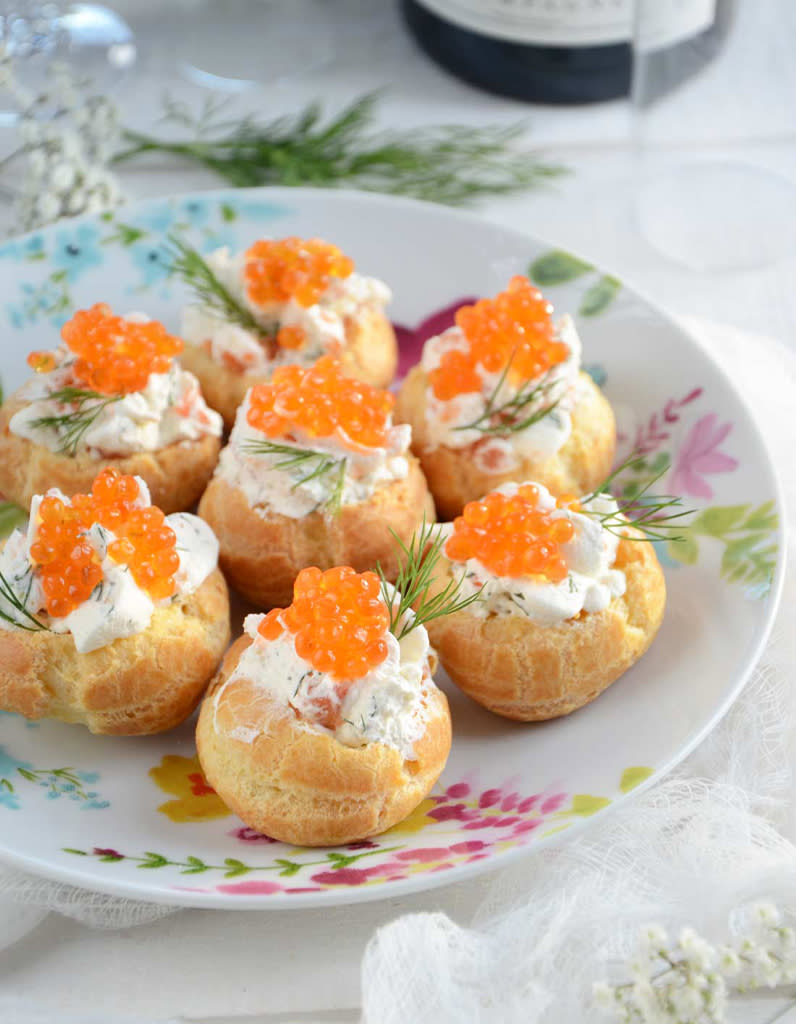 <p>On craque pour ces mini-choux garnis d’un mélange de chantilly salée, truite fumée, et œufs de truite</p><p>Découvrir la recette <a href="https://turbigo-gourmandises.fr/mini-choux-chantilly-salee-oeufs-de-truite-apero/" rel="nofollow noopener" target="_blank" data-ylk="slk:ici;elm:context_link;itc:0;sec:content-canvas" class="link ">ici</a></p><br>