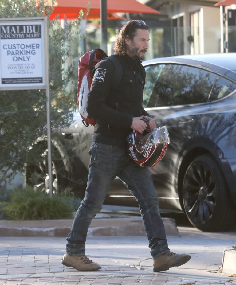 Keanu Reeves, muy relajado, se dejó ver por Malibú paseando en moto con amigos, pero también haciendo las compras navideñas