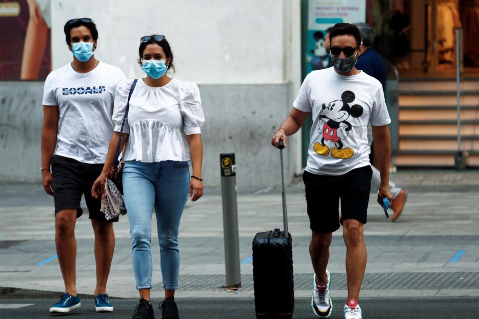 Tourists in Madrid (REUTERS)