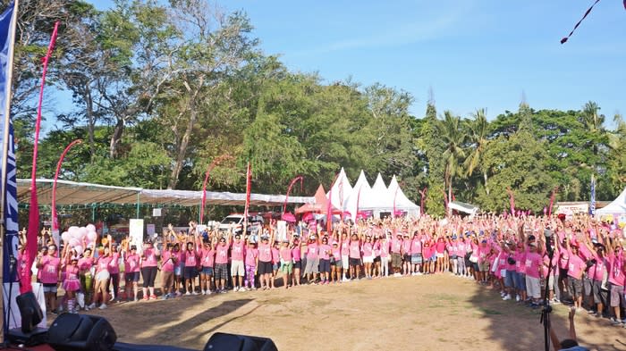 Eager participants: More than 950 participants from Indonesia as well as outside the country happily joined the walk for a good cause.