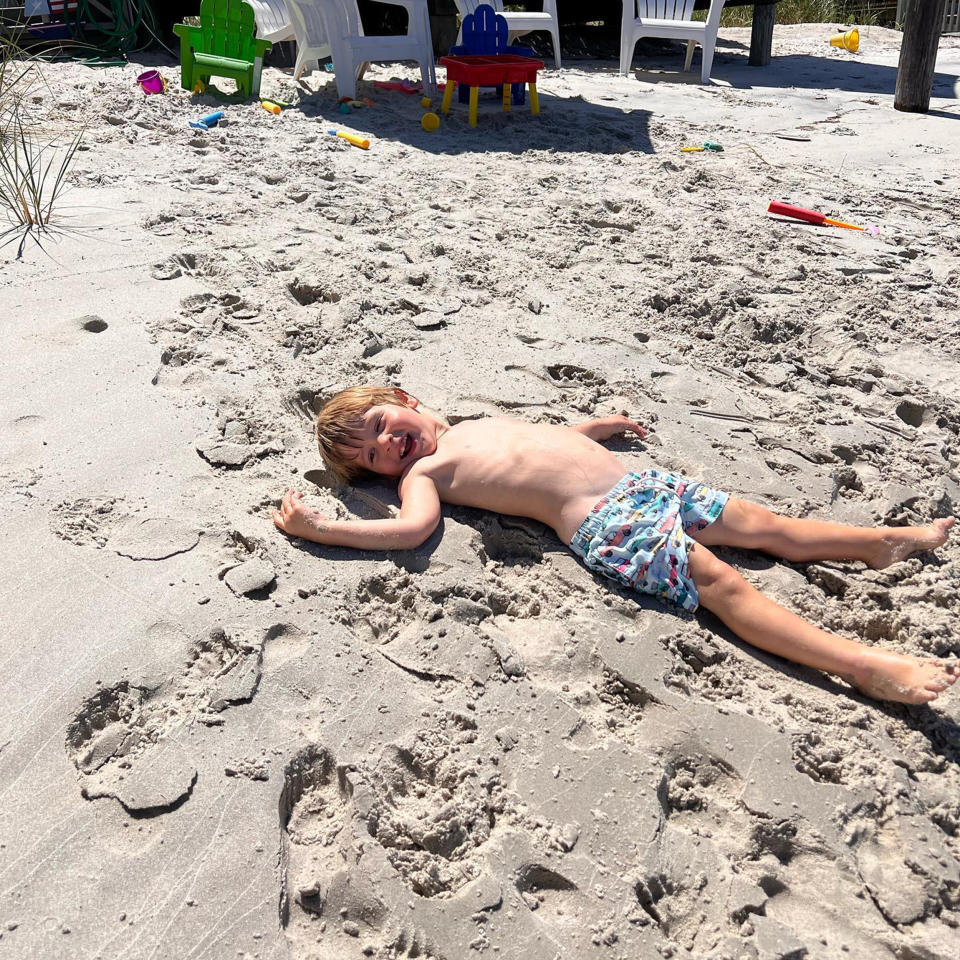 Jenna's son, Hal, looked like he had the time of his life while relaxing on a beach. (@hodakotb via Instagram)