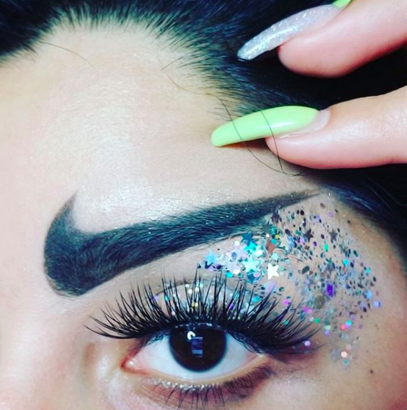 <p>On pensait que beauté et marques n’avaient rien à faire ensemble, mais c’était sans compter sur les sourcils <a rel="nofollow" href="https://uk.style.yahoo.com/nike-swoosh-eyebrows-makeup-artist-wanting-just-164015708.html" data-ylk="slk:inspirés;elm:context_link;itc:0;sec:content-canvas;outcm:mb_qualified_link;_E:mb_qualified_link;ct:story;" class="link  yahoo-link">inspirés</a> par le logo de Nike. Tout le monde espère que cela restera une erreur de 2017… <em>[Photo : Instagram]</em> </p>