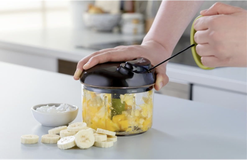 Der Ingenio-Zerkleinerer von Tefal häckselt in Sekundenschnelle Obst, Gemüse oder Nüsse klein. (Bild: Amazon)