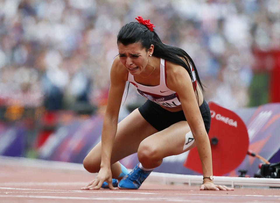 <b>Athlétisme - 800m (F)</b><br> <b>Merve Aydin</b><br> L'image de la coureuse de 800m turque en larme a ému le monde entier. Merve Aydin, favorite de sa série s'est blessé durant la course et a perdu toute chance de se qualifier. Elle a néanmoins décidé de quand même franchir la ligne en pleurs.